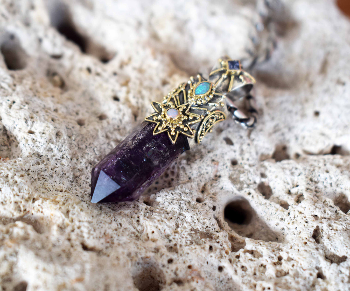 Amuleto Cosmic Witch Violeta