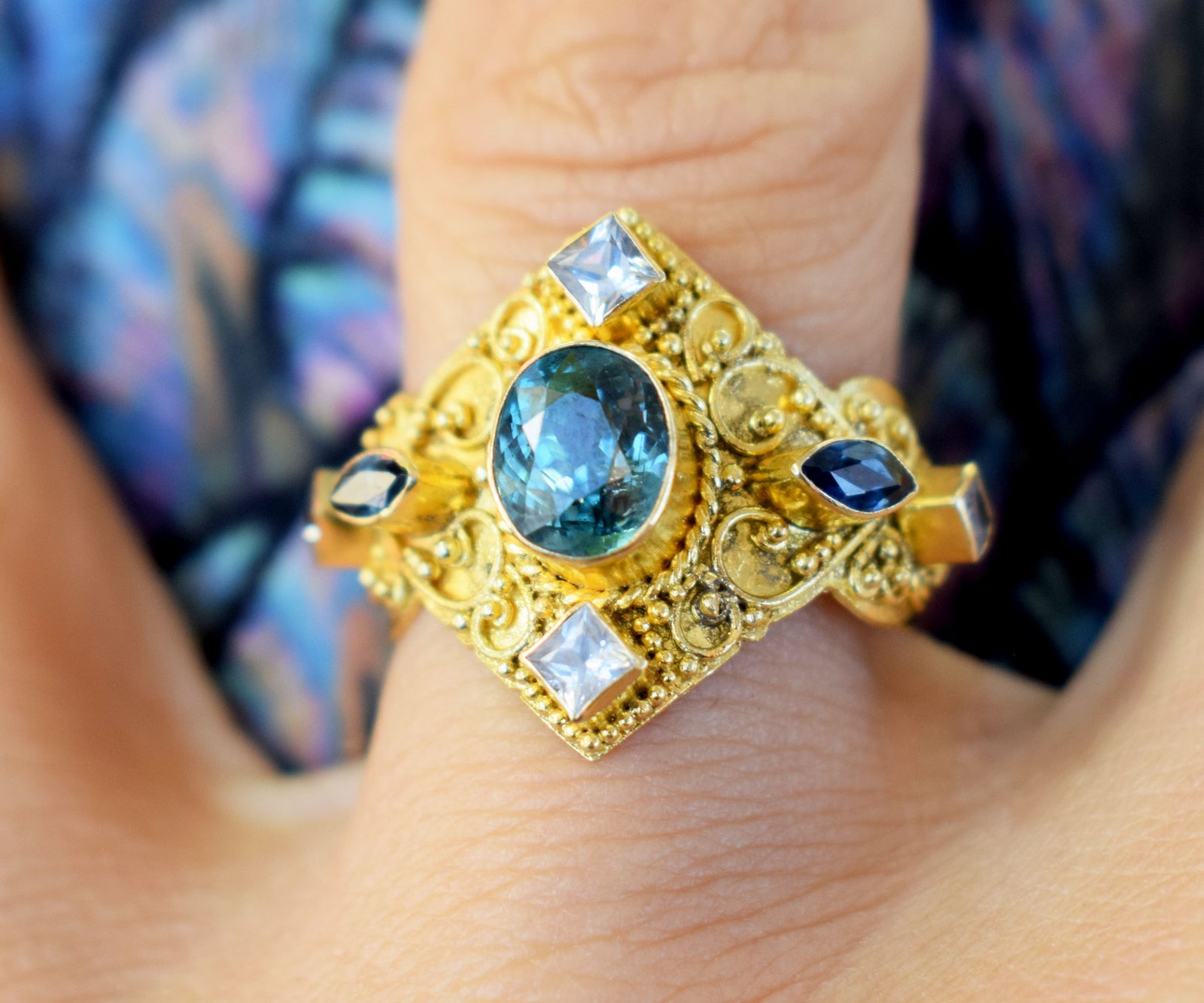 Anillo Sacred Zircón