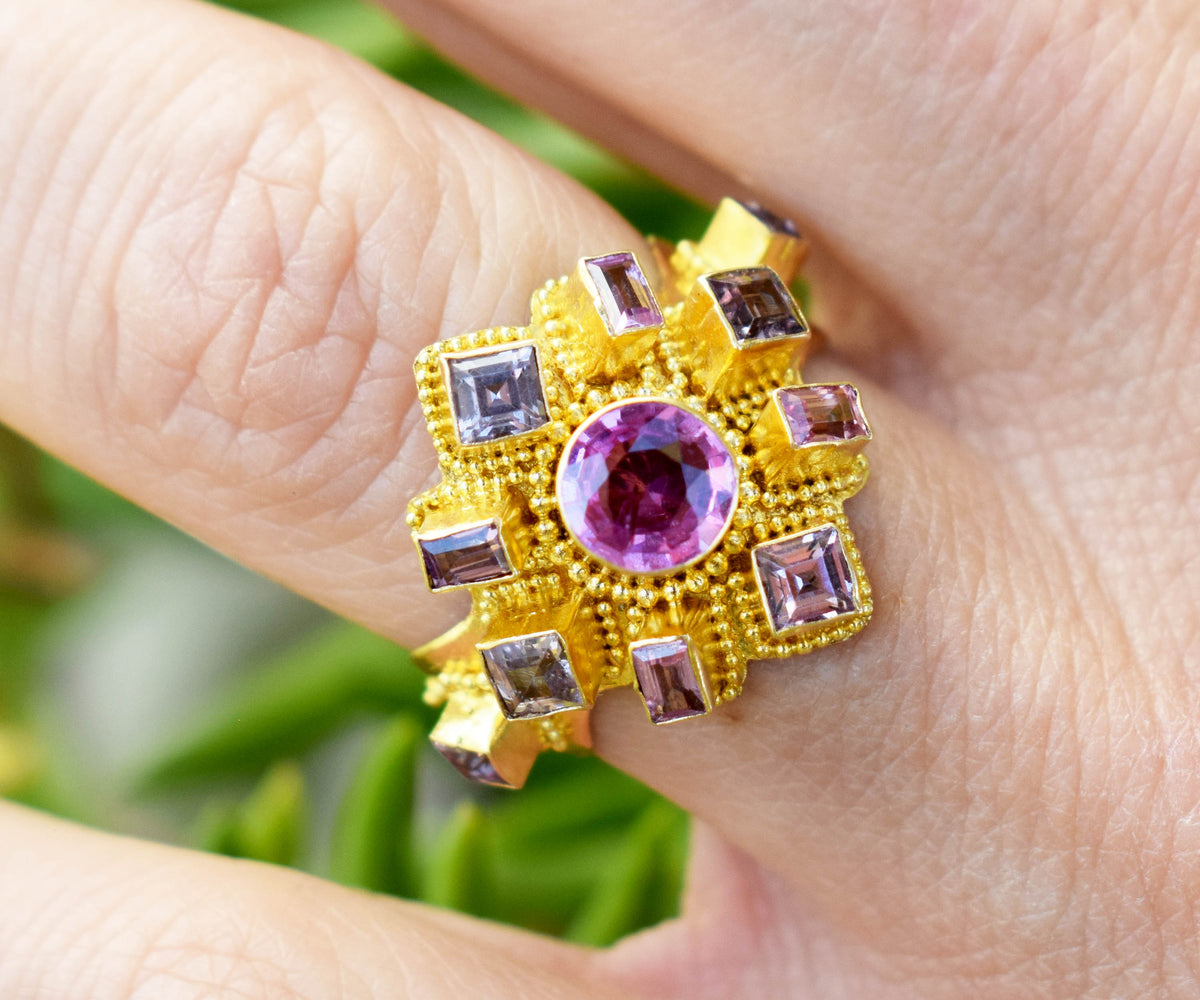 Anillo Surya Namaskar Zafiro Rosado