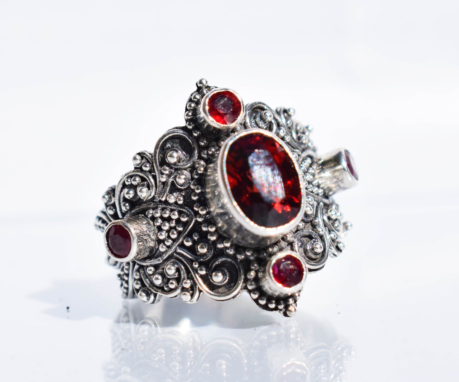 Anillo Lotus Granate