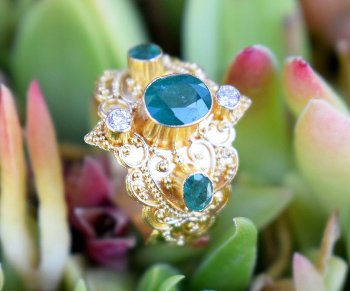 Anillo gold Kerala Esmeralda