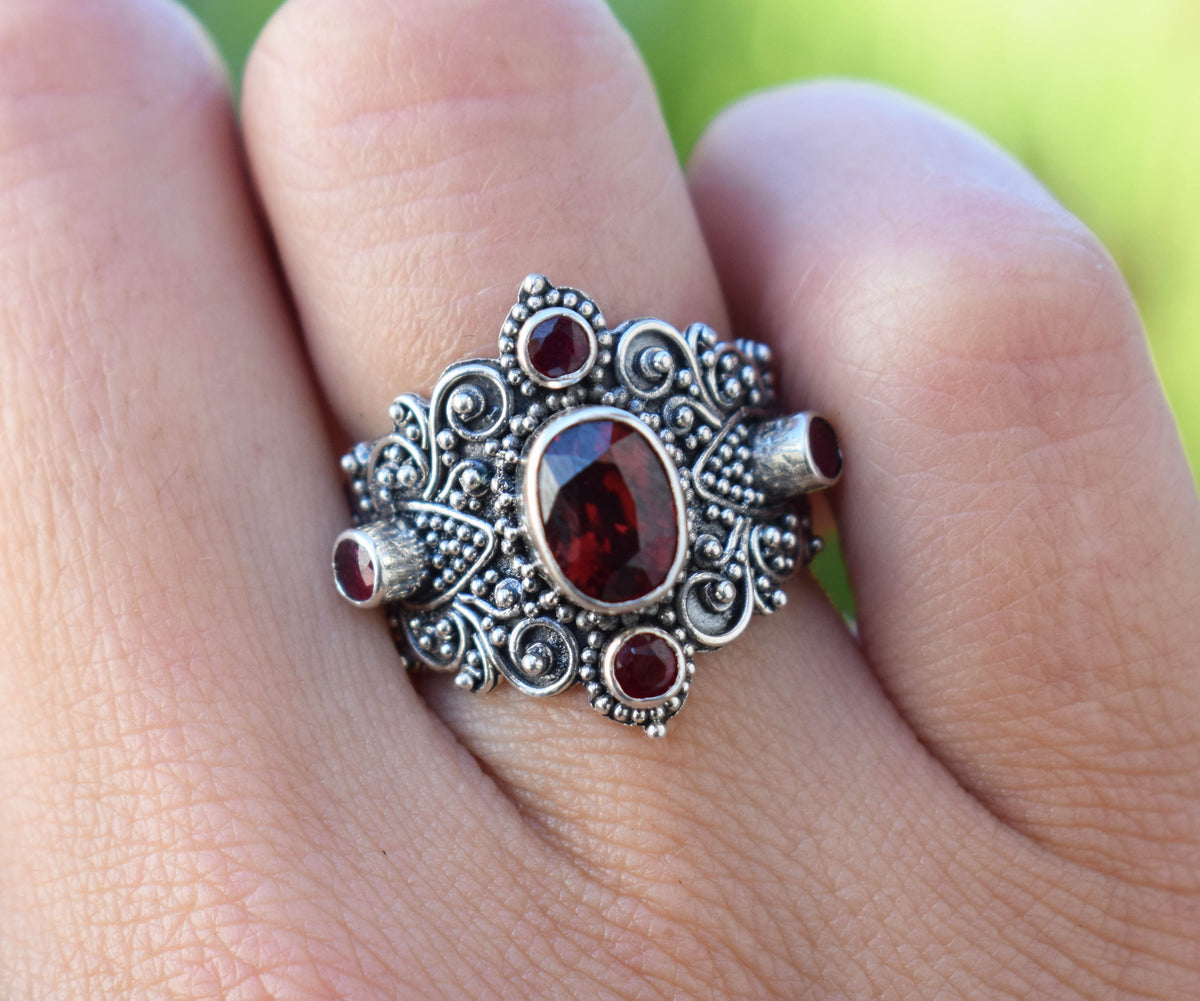 Anillo Lotus Granate