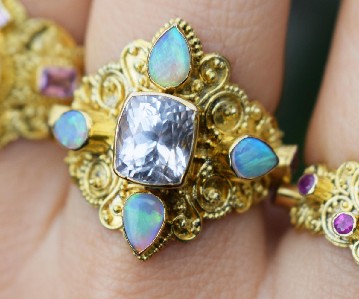 Anillo gold Goa Kunzita