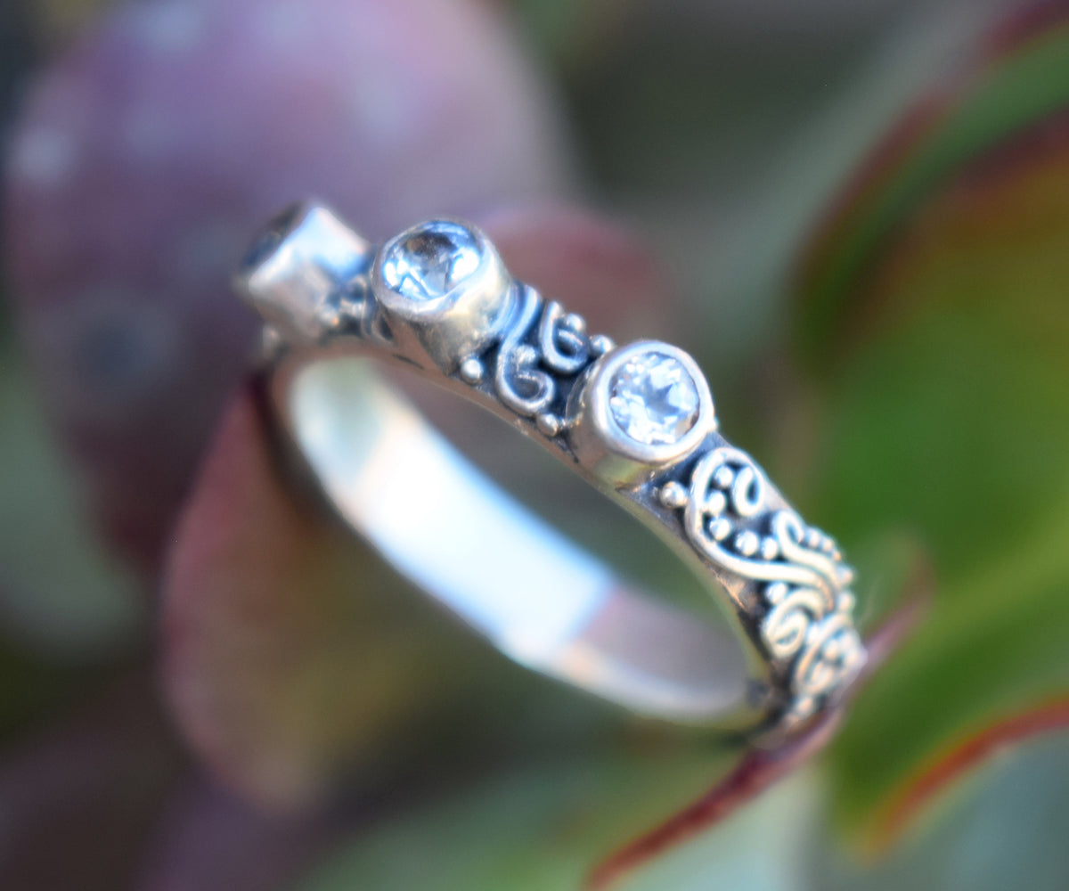 Anillo Basic Topacios blancos