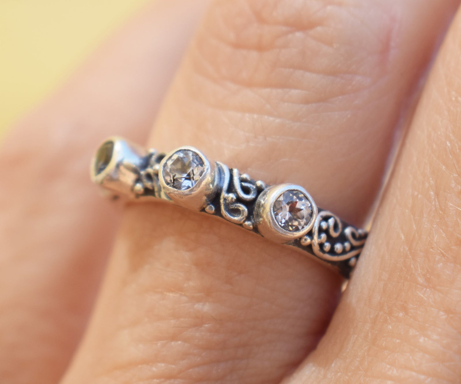 Anillo Basic Topacios blancos